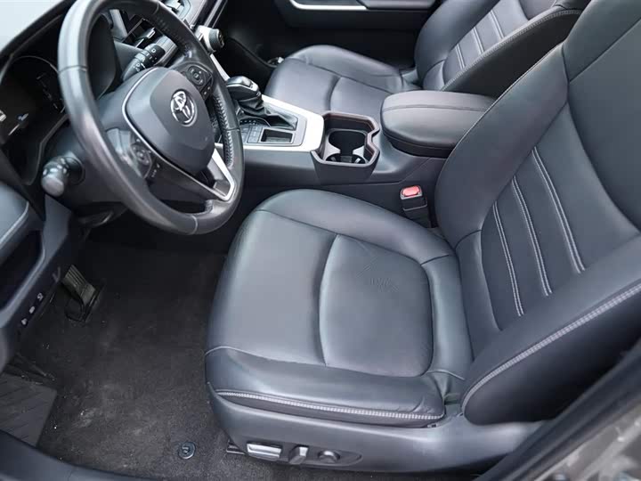 Фото 6 - Toyota RAV4