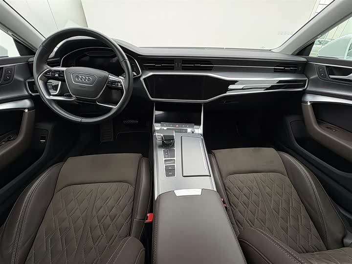 Фото 9 - Audi A7L
