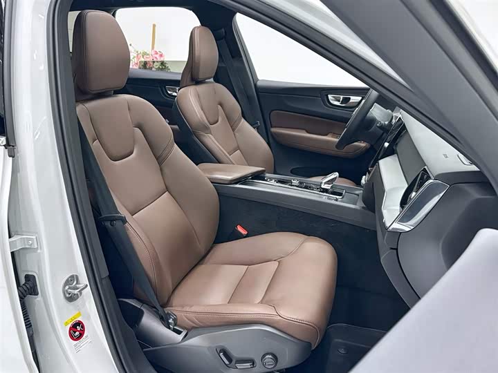 Фото 8 - Volvo XC60