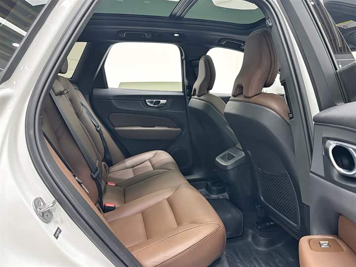 Фото 9 - Volvo XC60