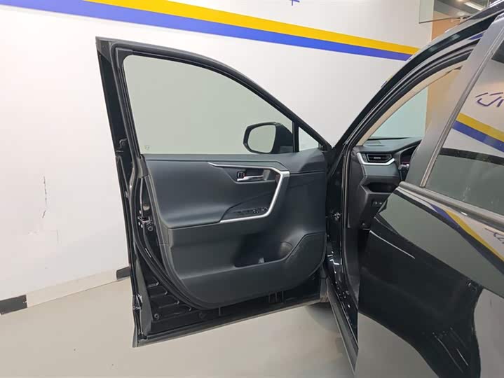 Фото 7 - Toyota RAV4