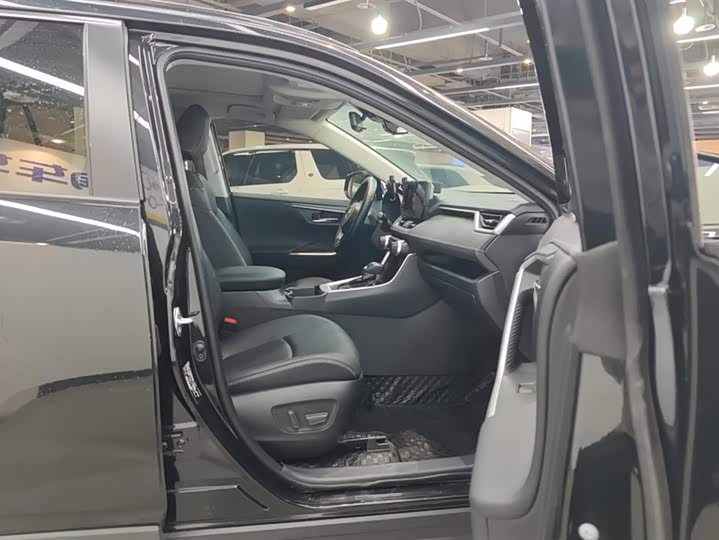 Фото 8 - Toyota RAV4