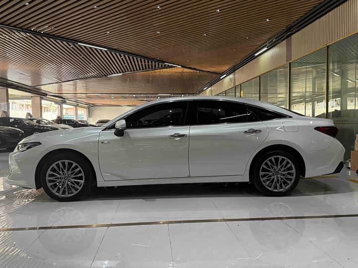 Фото 8 - Toyota Avalon