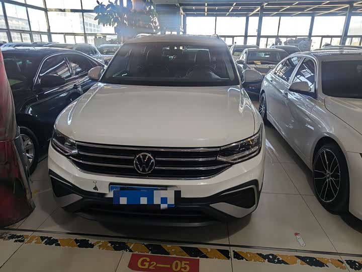 Фото 2 - Volkswagen Tiguan L Pro