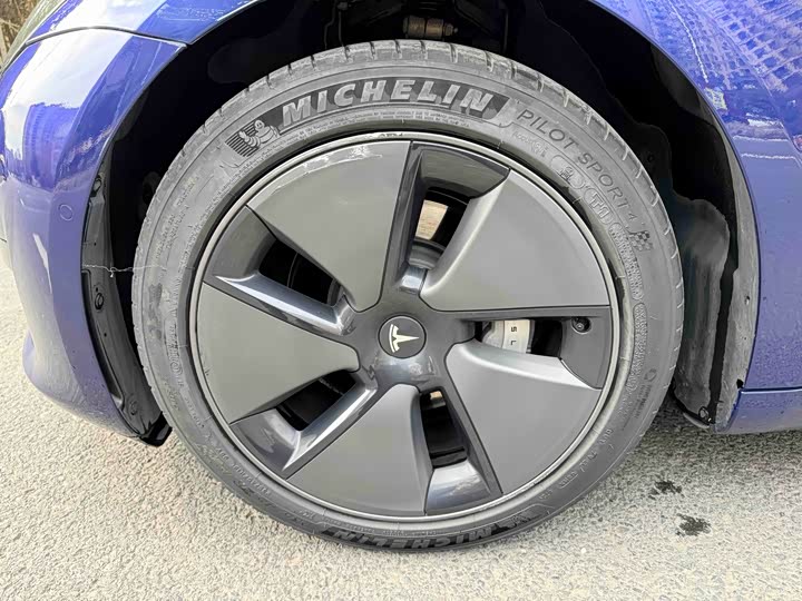 Фото 4 - Tesla Model 3