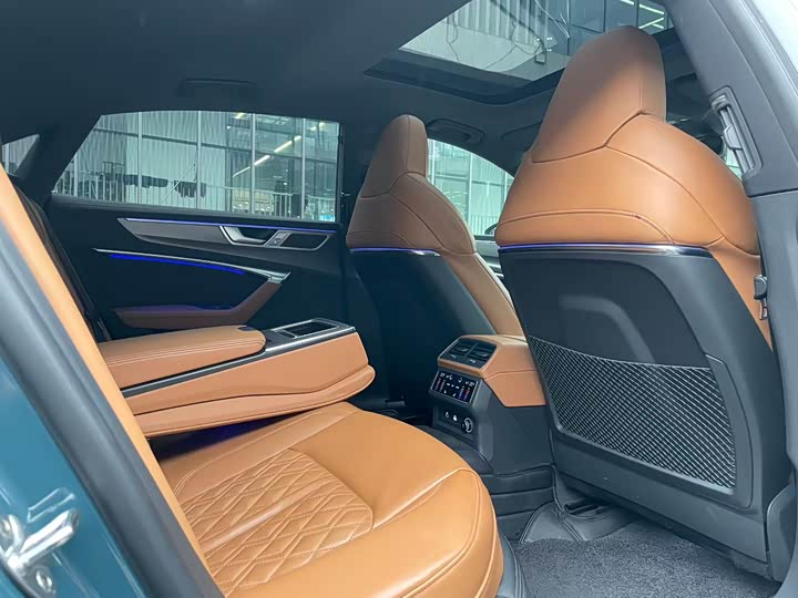 Фото 9 - Audi A7L