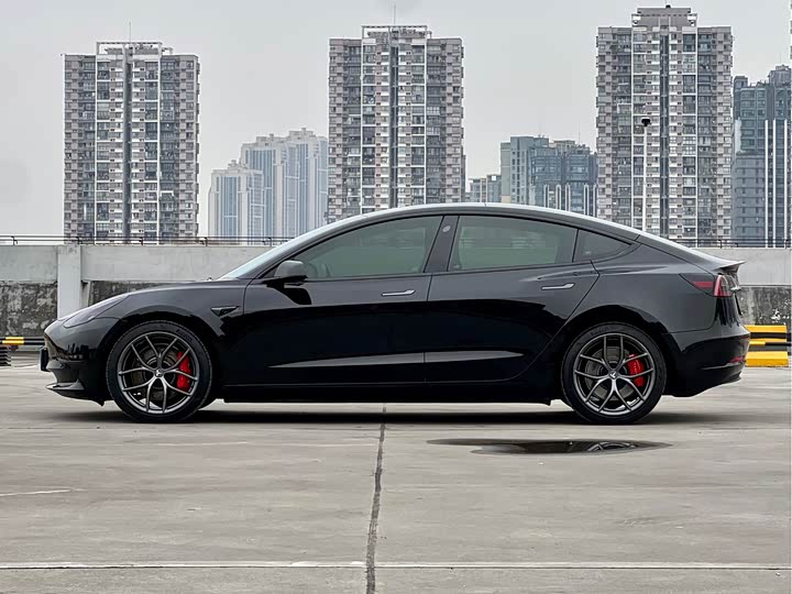 Фото 2 - Tesla Model 3