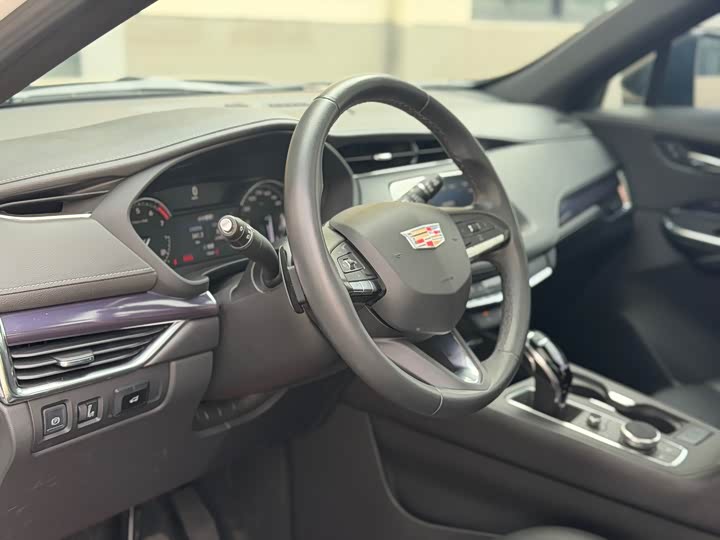 Фото 6 - Cadillac XT4