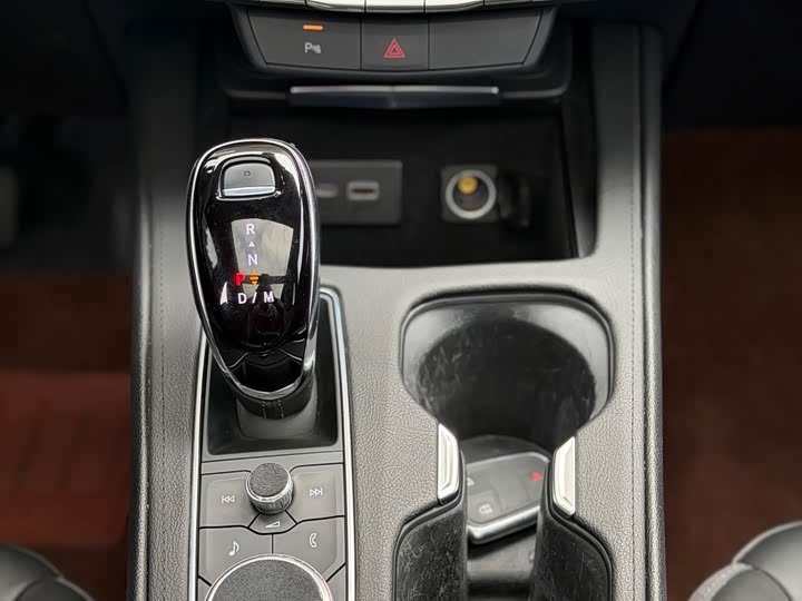 Фото 9 - Cadillac XT4