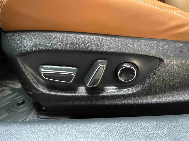 Фото 6 - Toyota Avalon