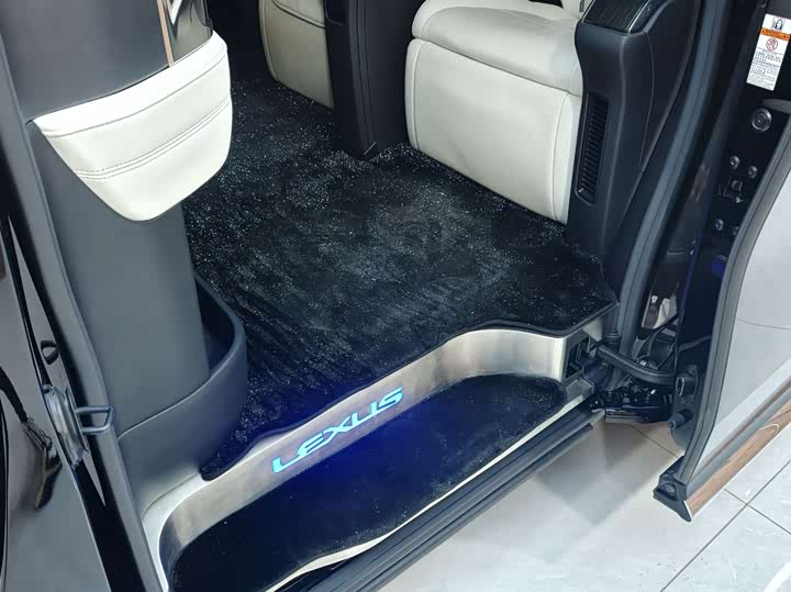 Фото 5 - Lexus LM