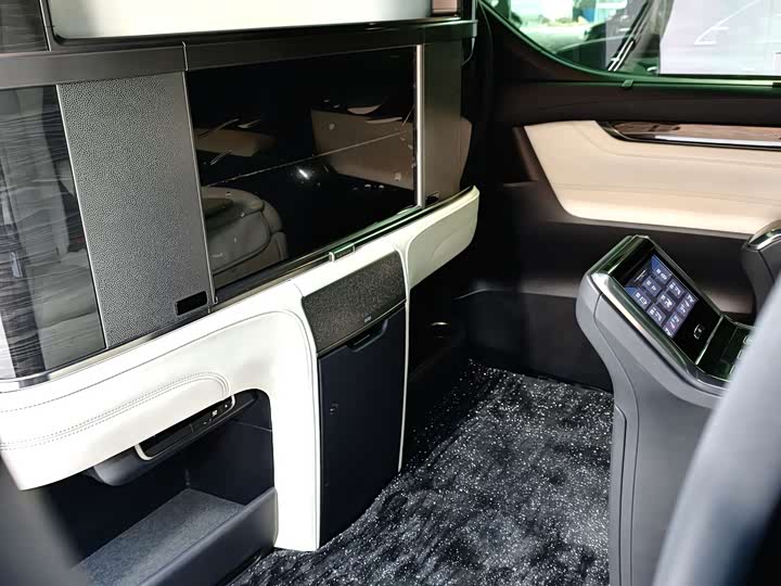 Фото 7 - Lexus LM