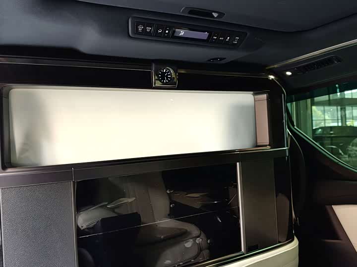 Фото 9 - Lexus LM