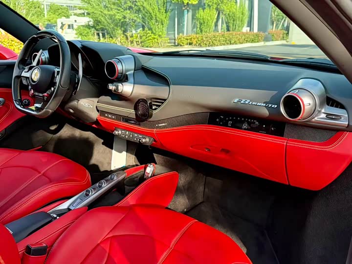 Фото 5 - Ferrari F8