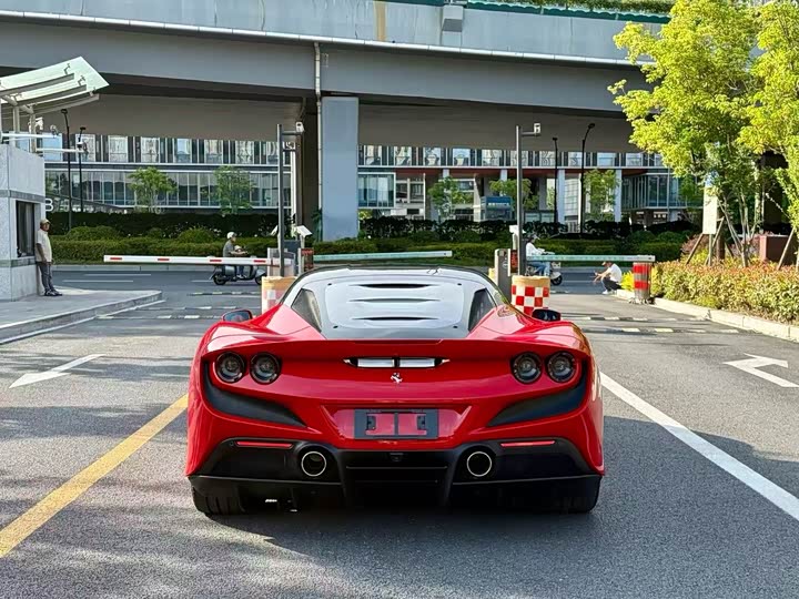 Фото 8 - Ferrari F8