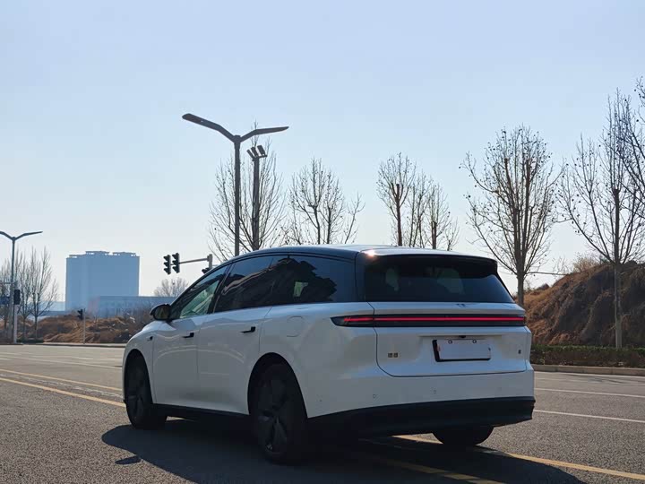 Фото 6 - LiXiang i8