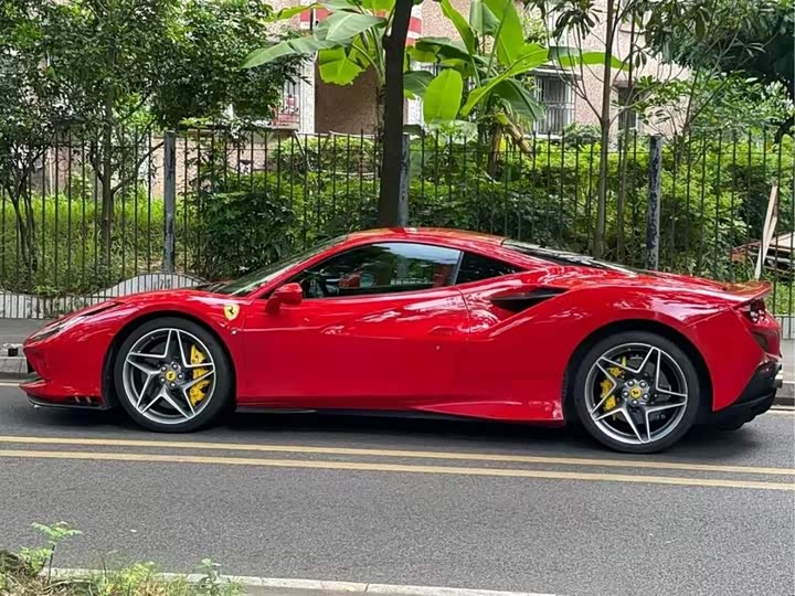 Фото 2 - Ferrari F8