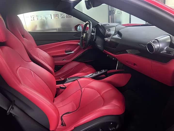 Фото 8 - Ferrari F8