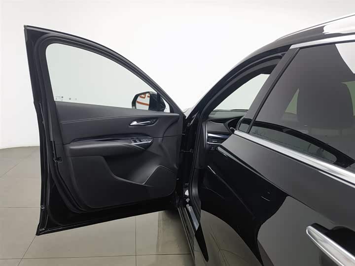 Фото 8 - Cadillac XT4