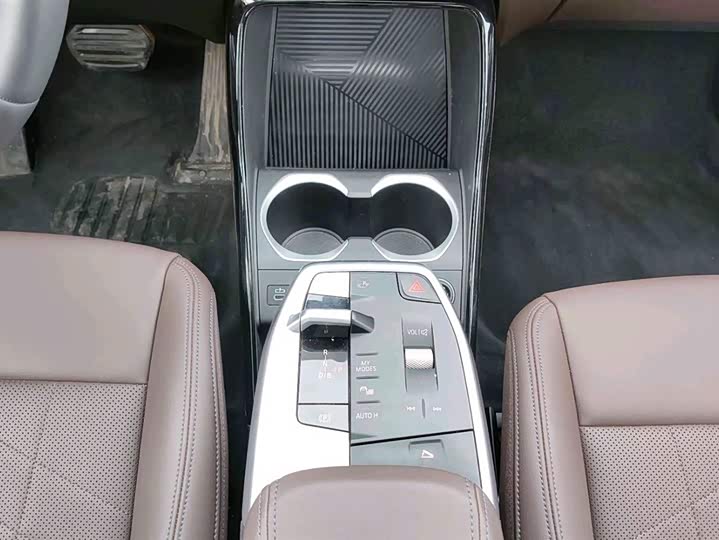 Фото 9 - BMW iX1