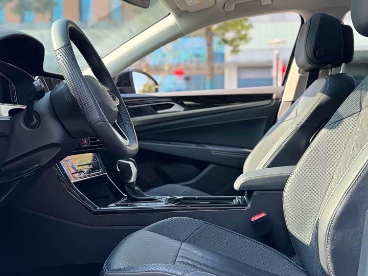 Photo 8 - Volkswagen Passat