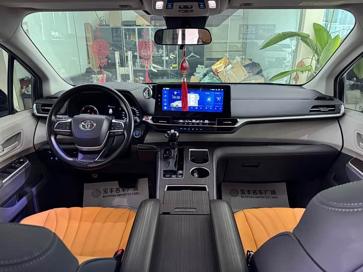 Фото 9 - Toyota Sienna