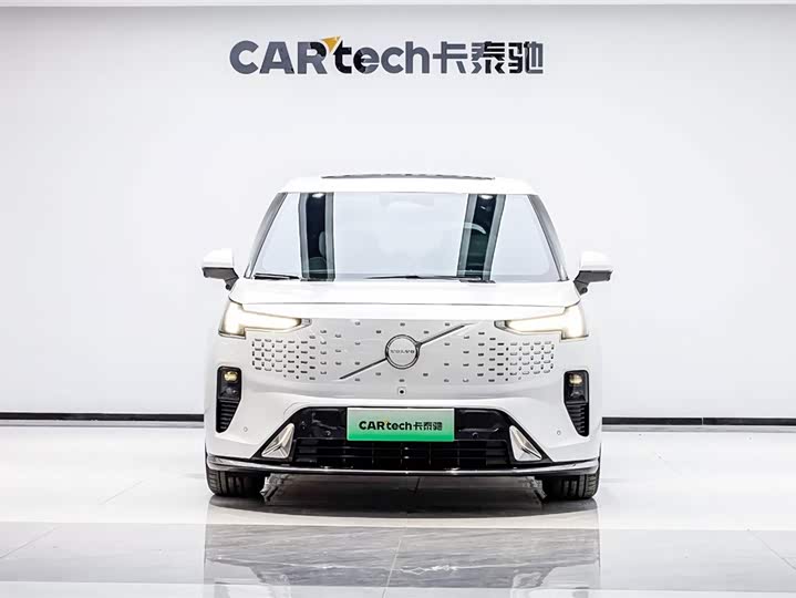 Фото 2 - Volvo EM90