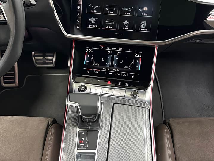 Фото 9 - Audi A7L