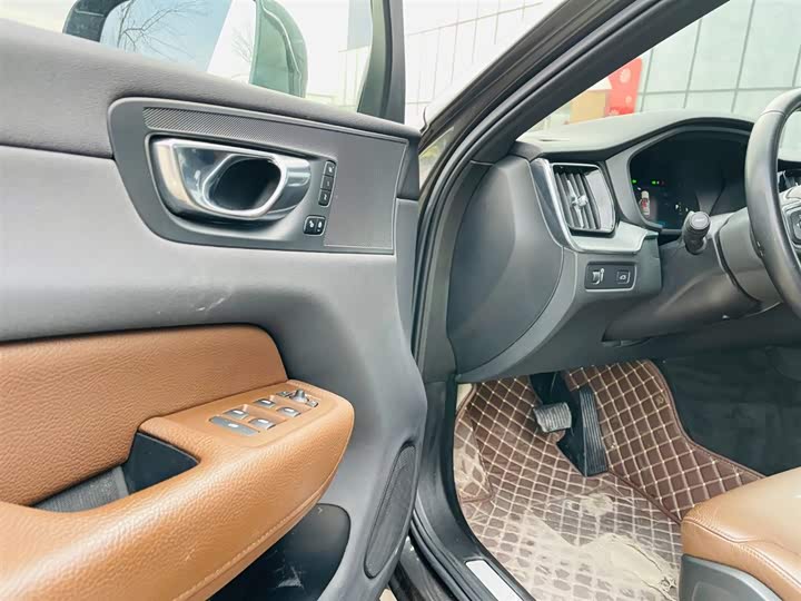 Фото 8 - Volvo XC60