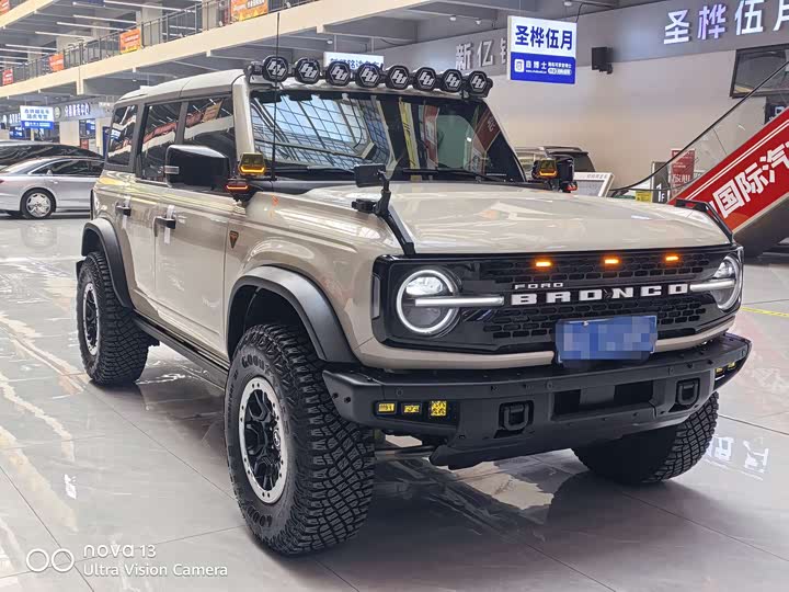 Photo 3 - Ford Bronco