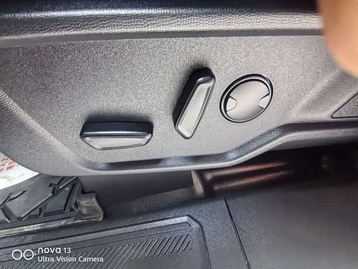 Photo 7 - Ford Bronco