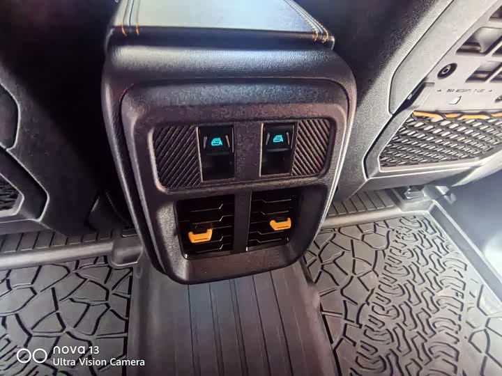 Photo 8 - Ford Bronco