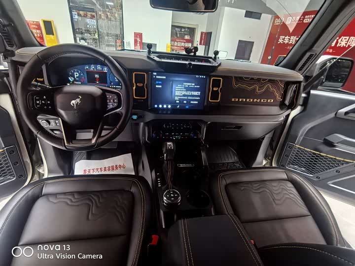 Photo 9 - Ford Bronco