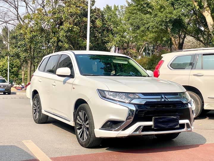 Фото 2 - Mitsubishi Outlander