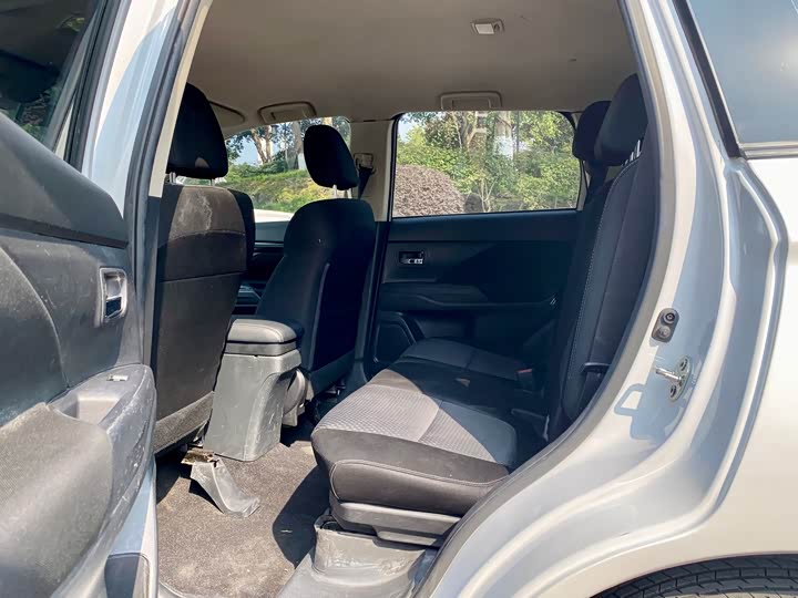 Фото 8 - Mitsubishi Outlander