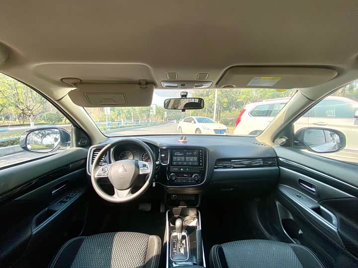 Фото 9 - Mitsubishi Outlander