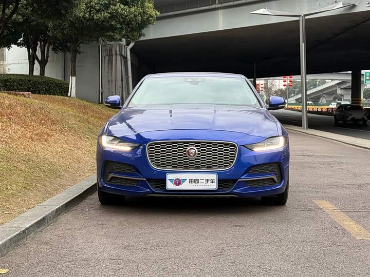 Фото 2 - Jaguar XE L