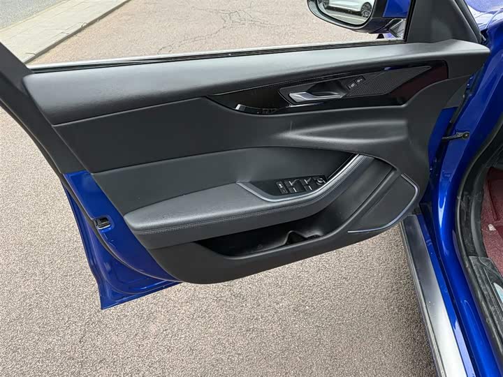 Фото 6 - Jaguar XE L