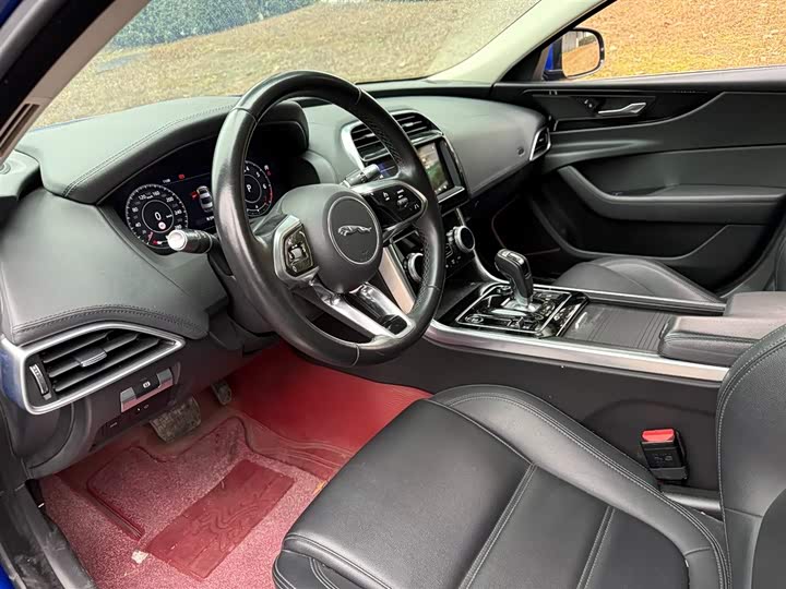 Фото 7 - Jaguar XE L