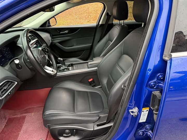 Фото 8 - Jaguar XE L