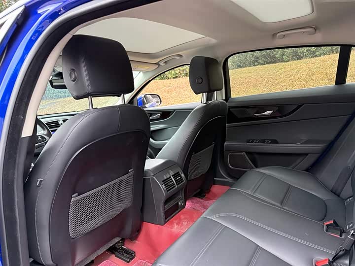 Фото 9 - Jaguar XE L