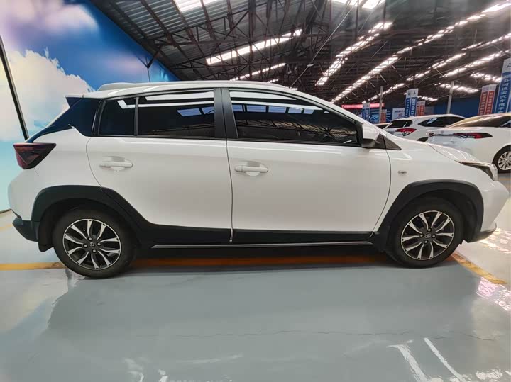 Photo 4 - Toyota Yaris L Hatchback