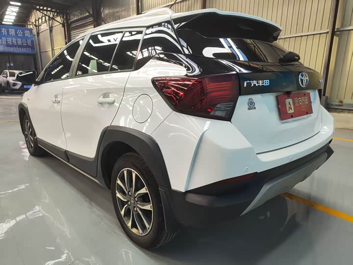 Photo 7 - Toyota Yaris L Hatchback