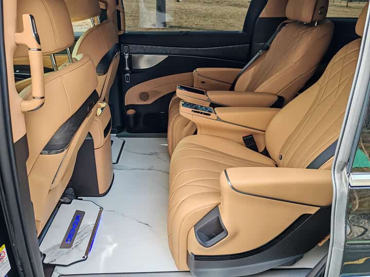 Фото 7 - Denza D9