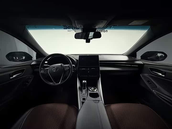 Photo 6 - Toyota Avalon