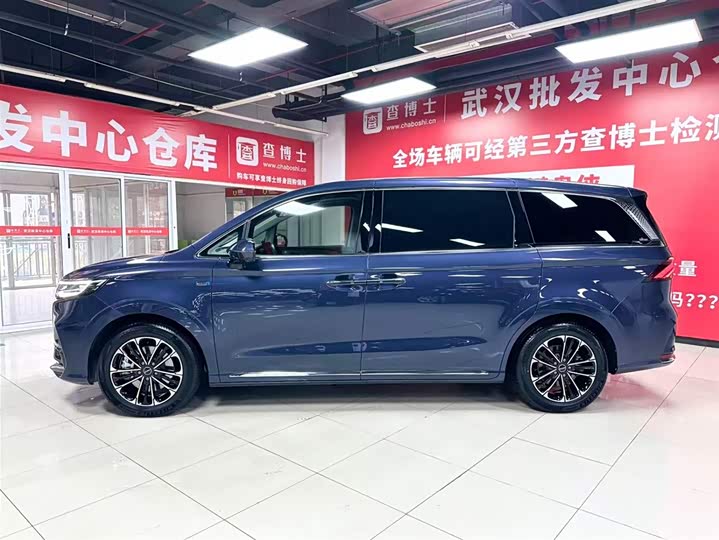 Фото 4 - Roewe iMax 8