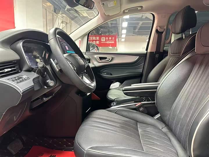 Фото 7 - Roewe iMax 8