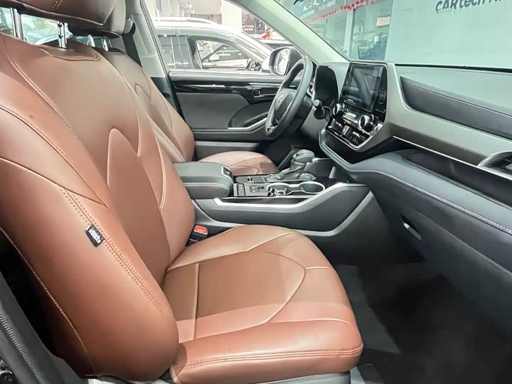 Фото 9 - Toyota Highlander