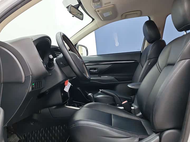 Фото 7 - Mitsubishi Outlander