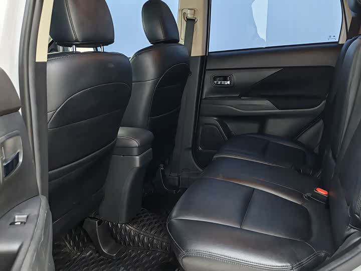 Фото 8 - Mitsubishi Outlander